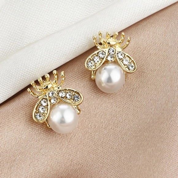 🐝 Stunning Faux Pearl Metallic Rhinestone Bumblebee Bee Stud Earrings 🐝 - Picture 3 of 4